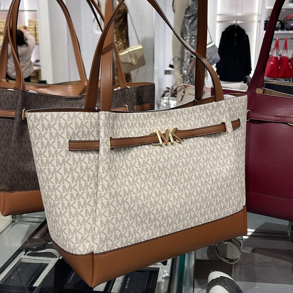 MICHAEL KORS
Reed Large Logo Belted Shoulder Tote Bag
Vanilla 
NWT - Picture 3 of 16